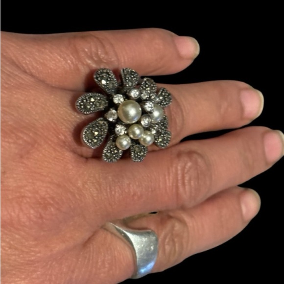 Size 8 Sterling, Pearl , Crystal and Marcasite Ring. - Picture 4 of 10